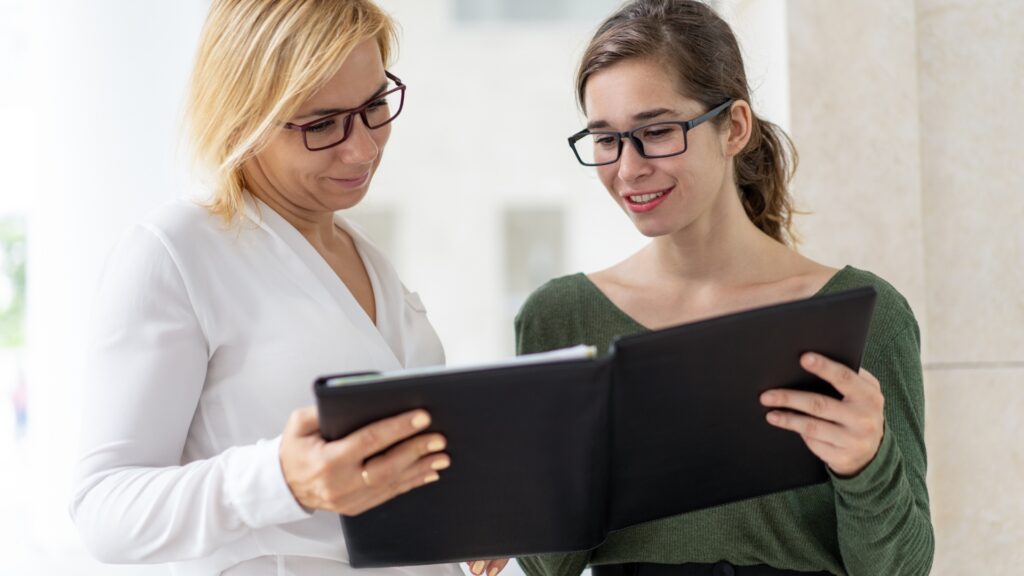 Deux femmes regardent un document