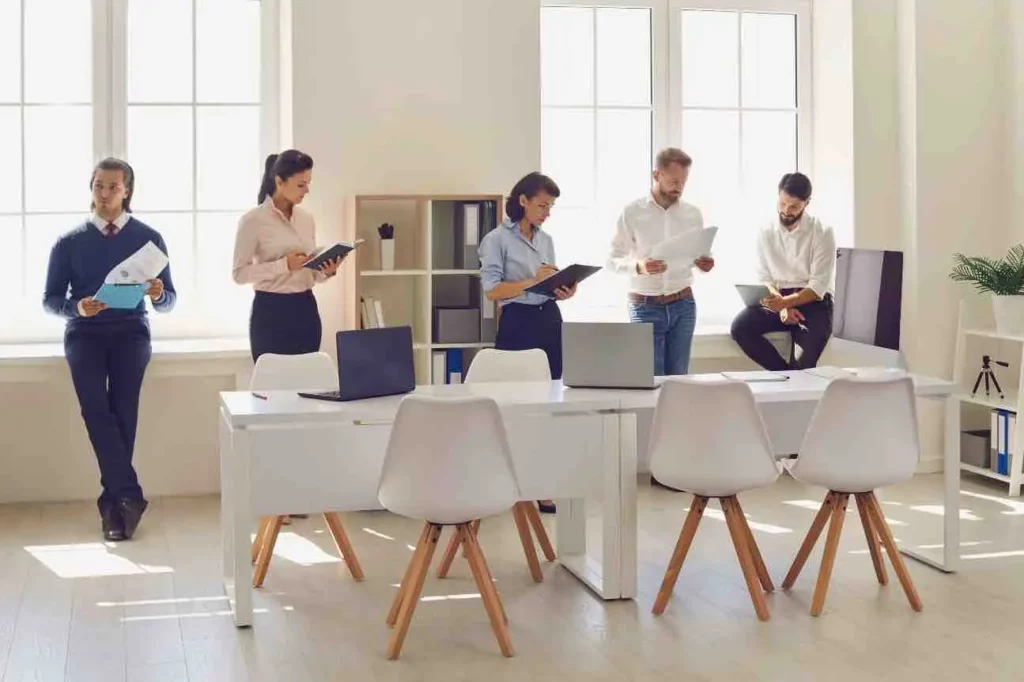 Il s'agit d'une équipe dans un bureau