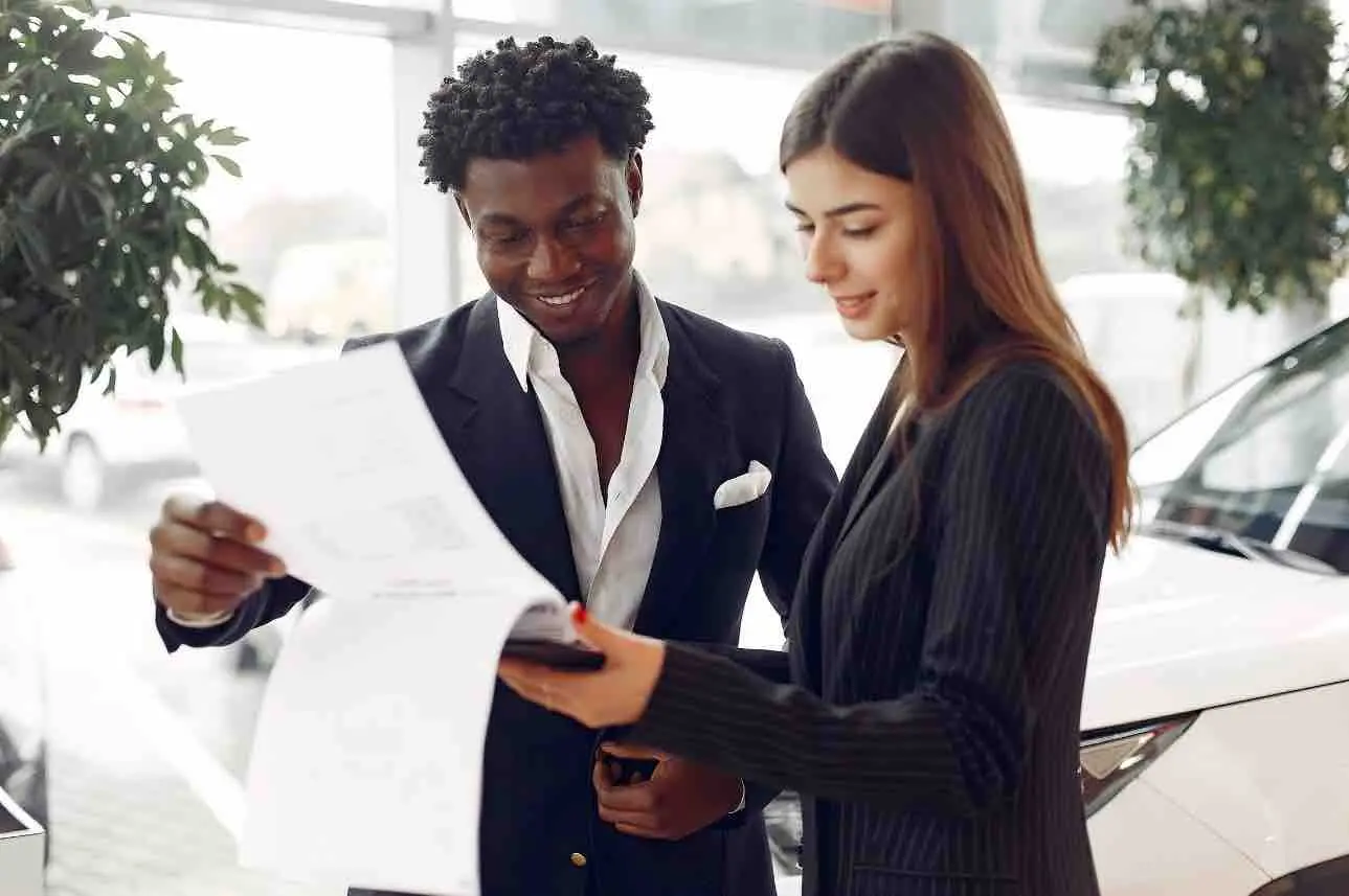 C'est deux personnes qui regardent un contrat