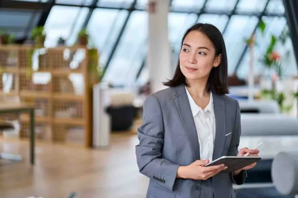 Une femme dans un bureau d'entreprise