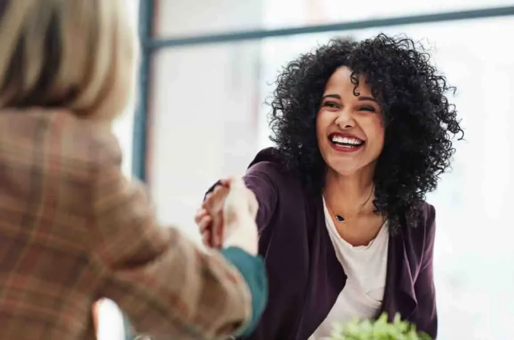 C'est une femme souriante