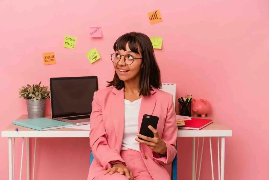 Une femme va utiliser un test de personnalité pour un recrutement