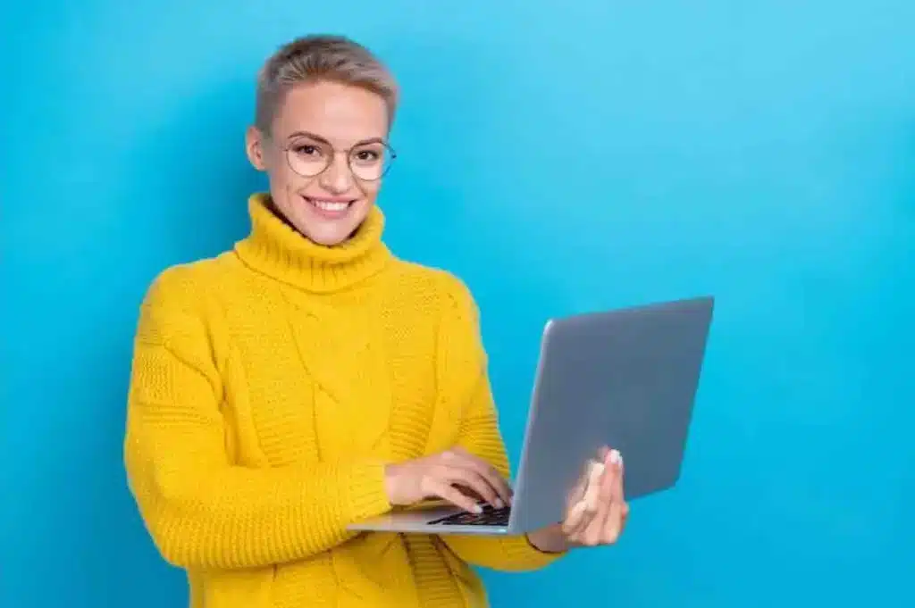 Une femme démarre une formation professionnelle à distance