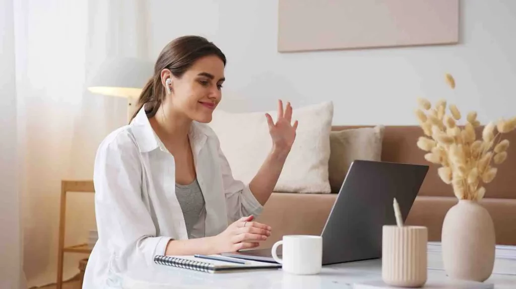 Une femme réalise un bilan de compétences à distance de chez elle