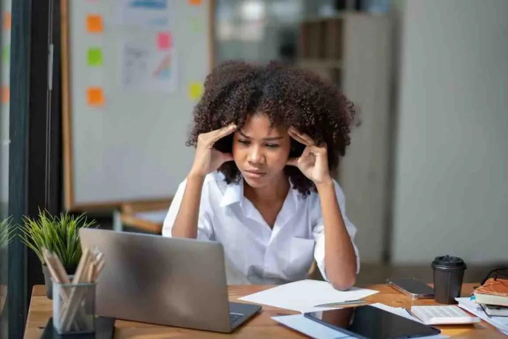 Une femme est fatiguée et démotivée de son travail