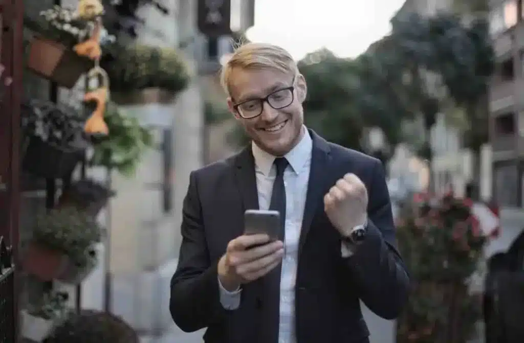 Un manager qui est heureux d'une nouvelle qu'il a reçu sur son téléphone