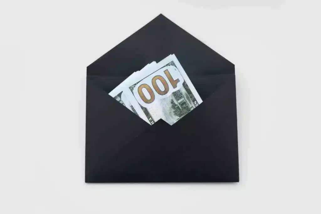 Une enveloppe avec une somme d'argent à l'intérieur