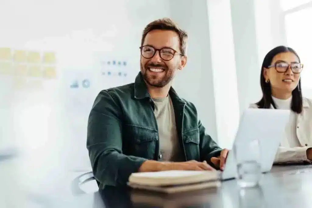 Un homme heureux professionnellement