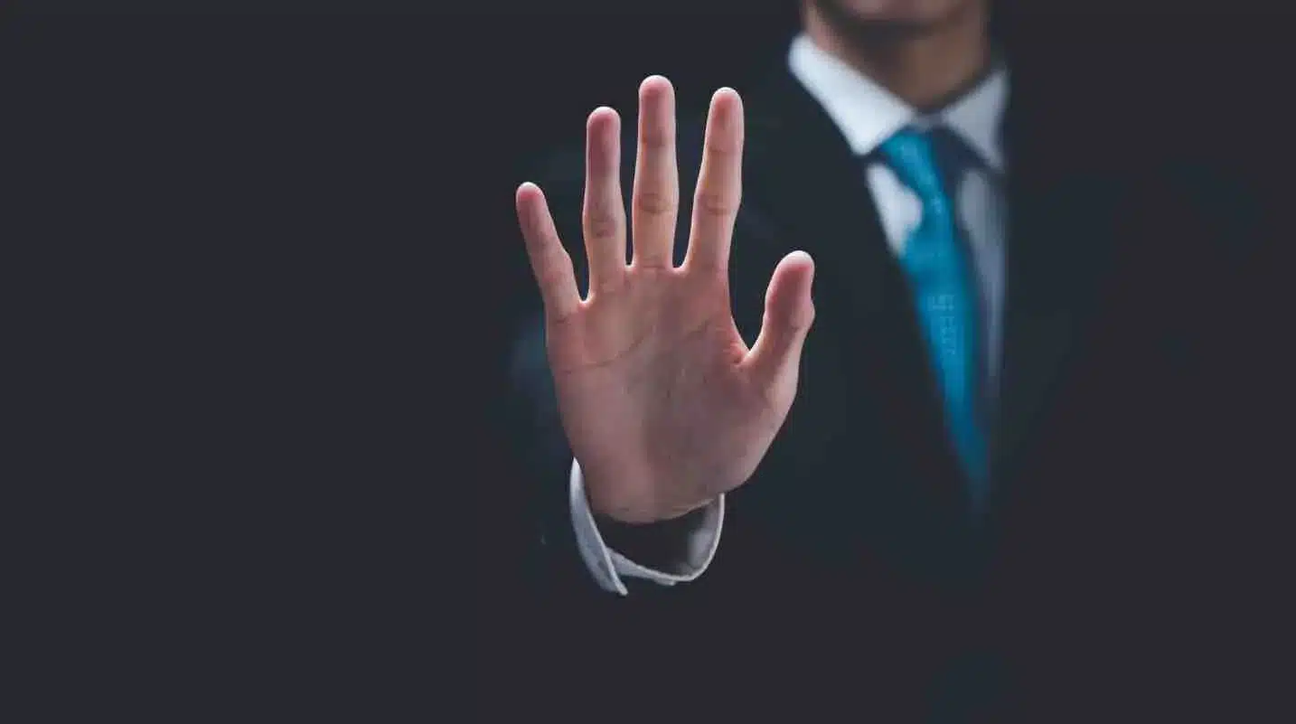 Un homme qui montre sa main en indiquant les 5 erreurs à éviter en tant que manager d'équipe
