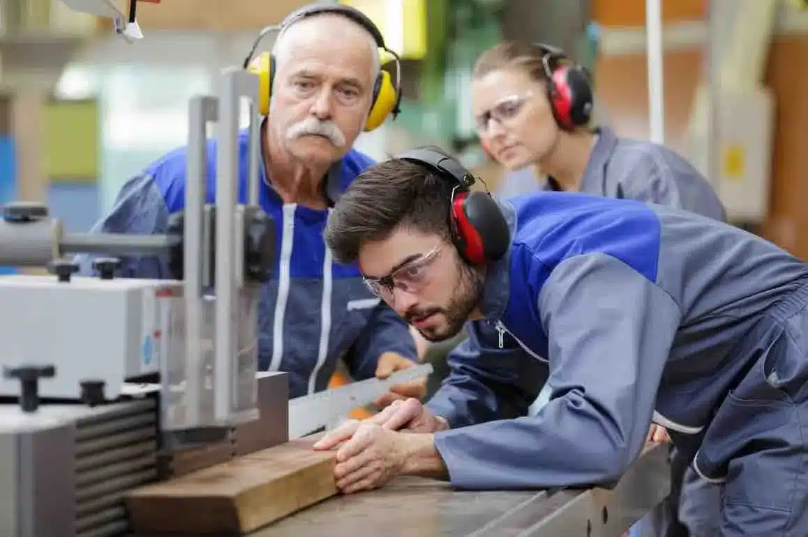 Un jeune homme a opté pour l'apprentissage afin de continuer ses études en même temps