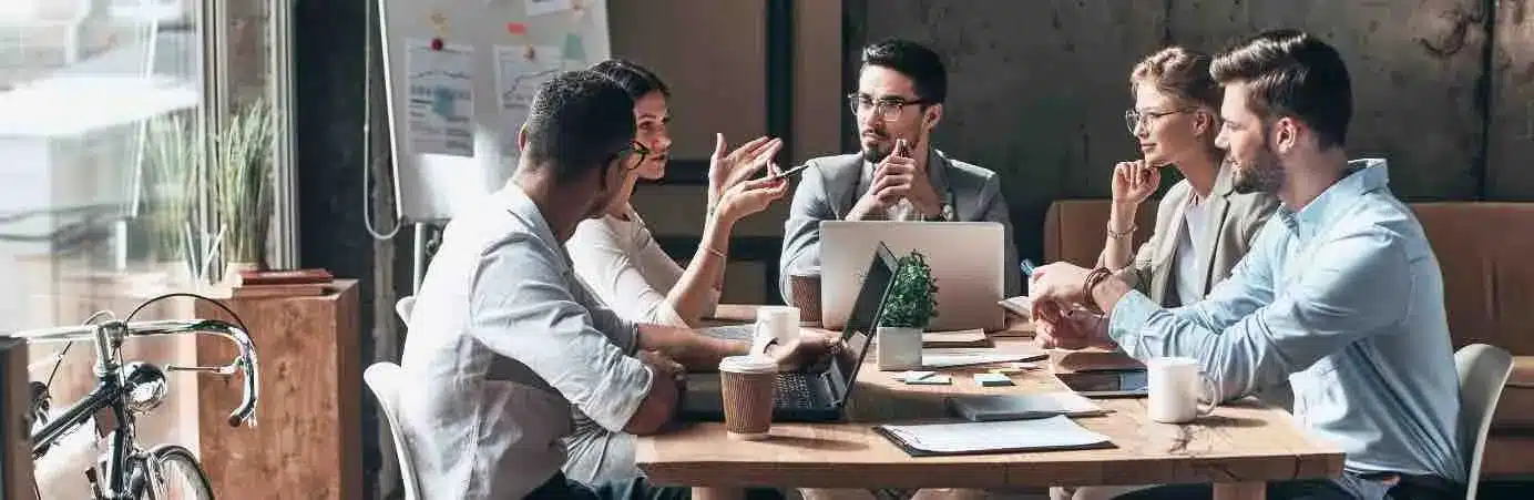 Une équipe de travail qui discute autour d'une table