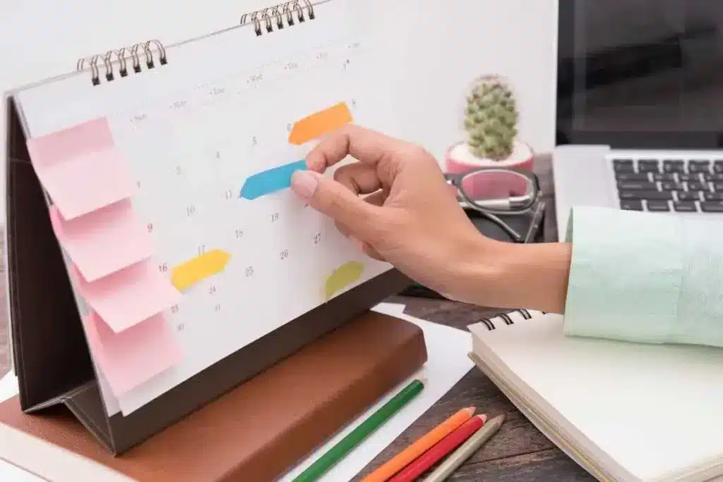 Une personne utilise un calendrier en papier afin d'établir une routine d'organisation