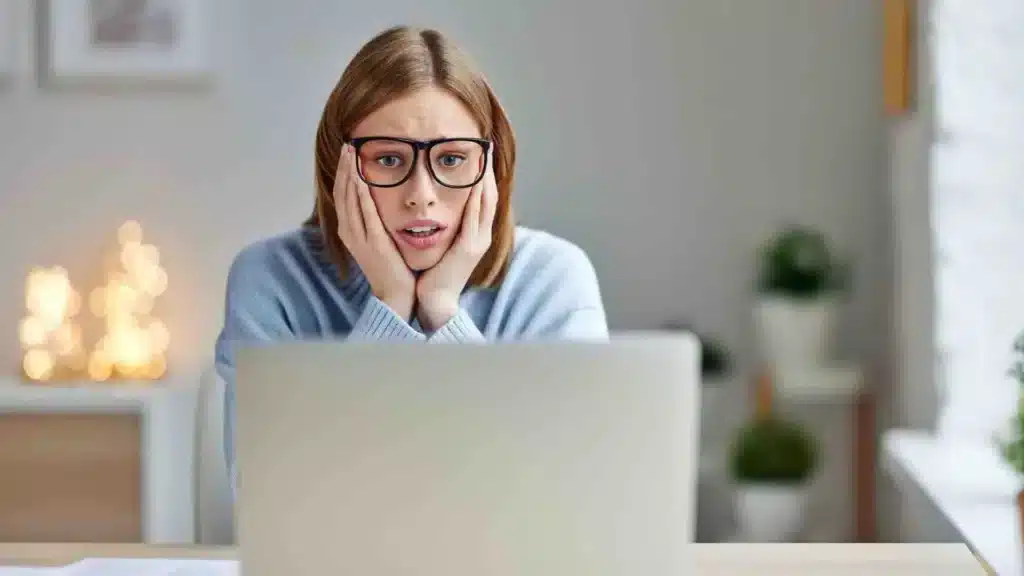 Une femme devant son ordinateur a peur de l'échec