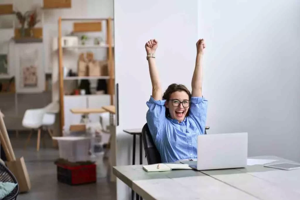 Une femme est heureuse de démarrer un nouveau travail