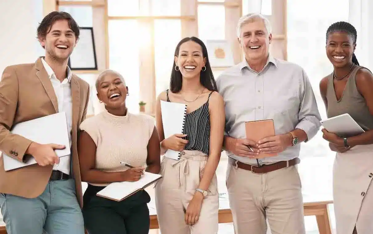 Une équipe de travail rigolent ensemble dans un bon environnement de travail