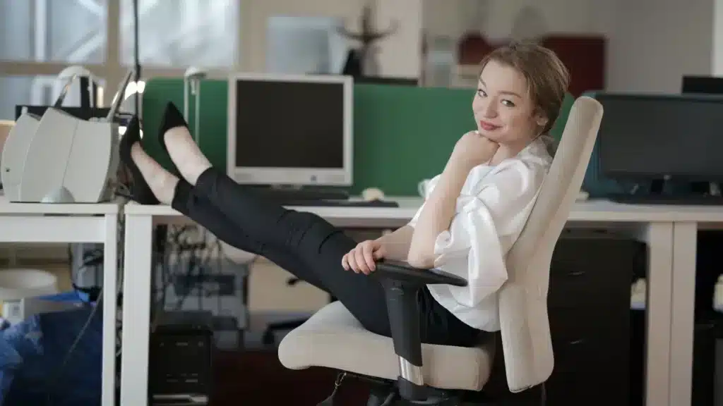 Une femme à l'aise devant son bureau