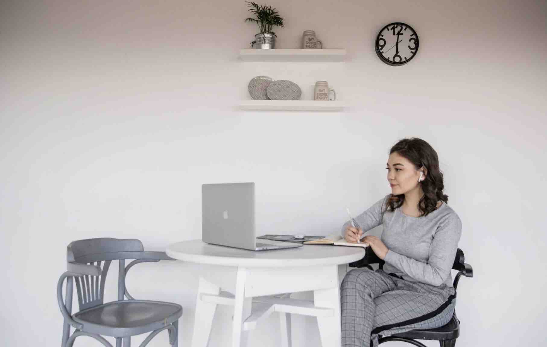 Une femme qui devant son ordinateur en télétravail.