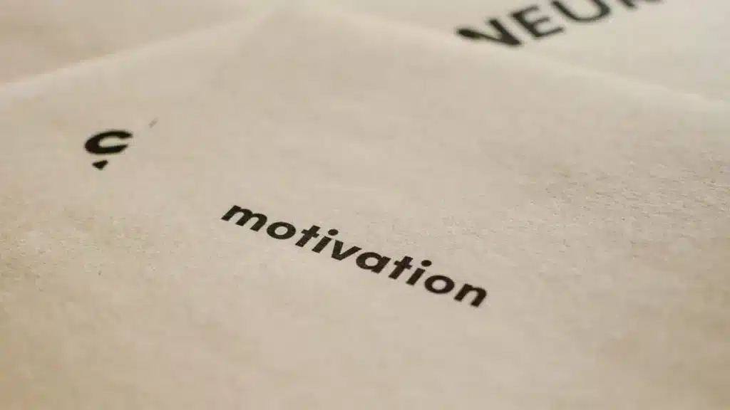 le mot motivation est écrit sur une feuille de papier
