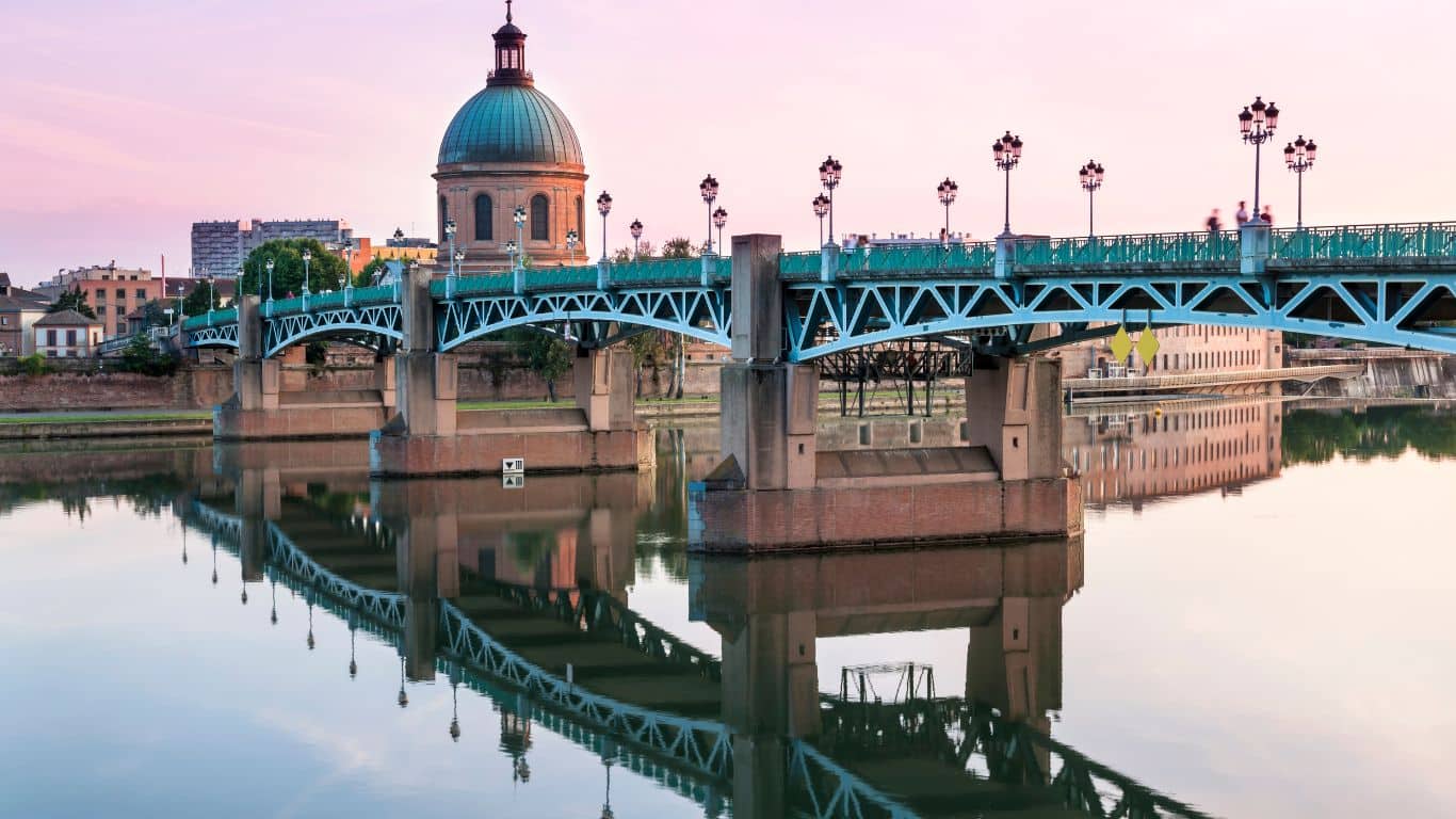 Il s'agit d'un pont dans la ville de Toulouse