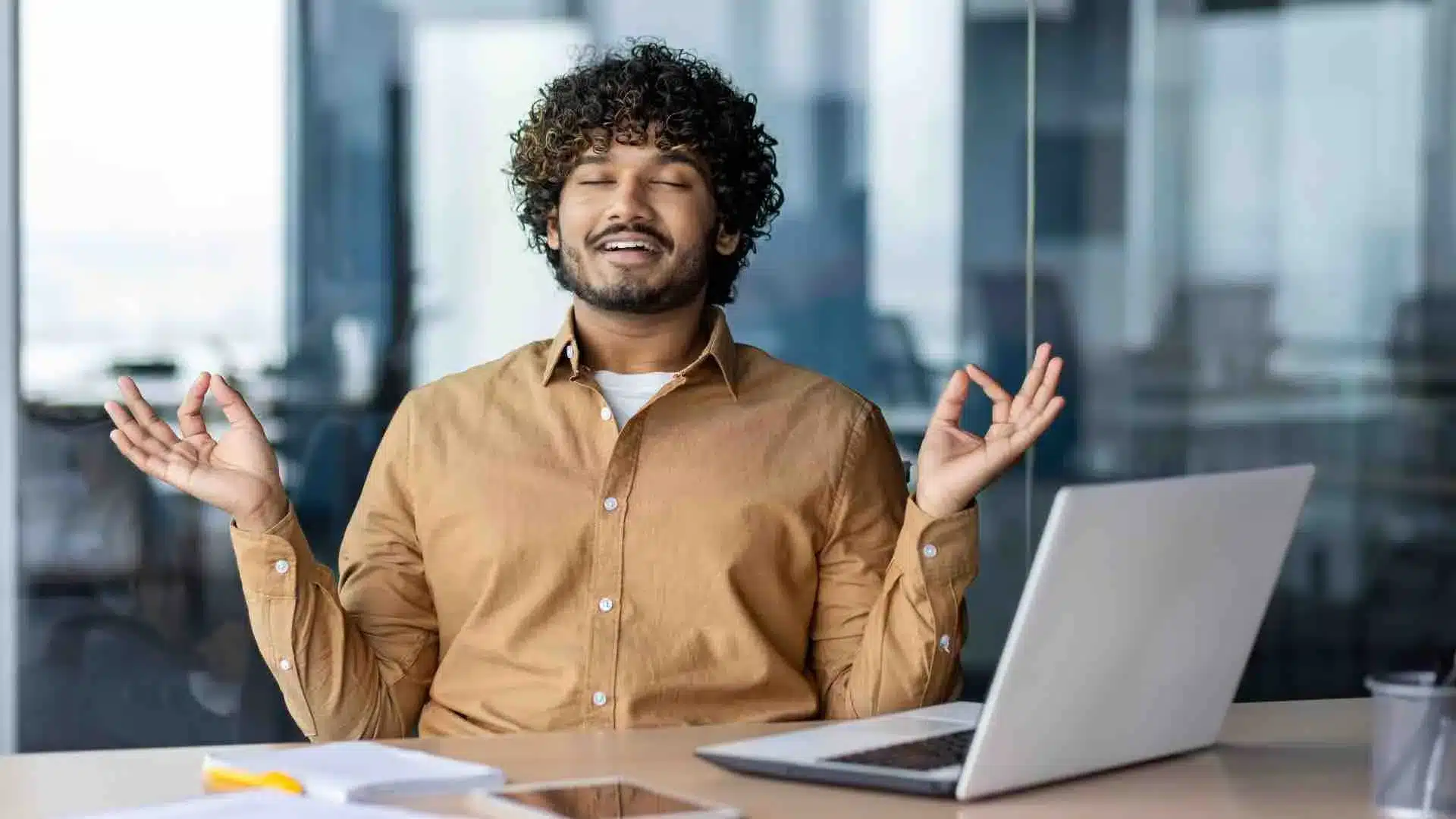 Un homme est serein devant son ordinateur, car il a investi pour son avenir professionnel