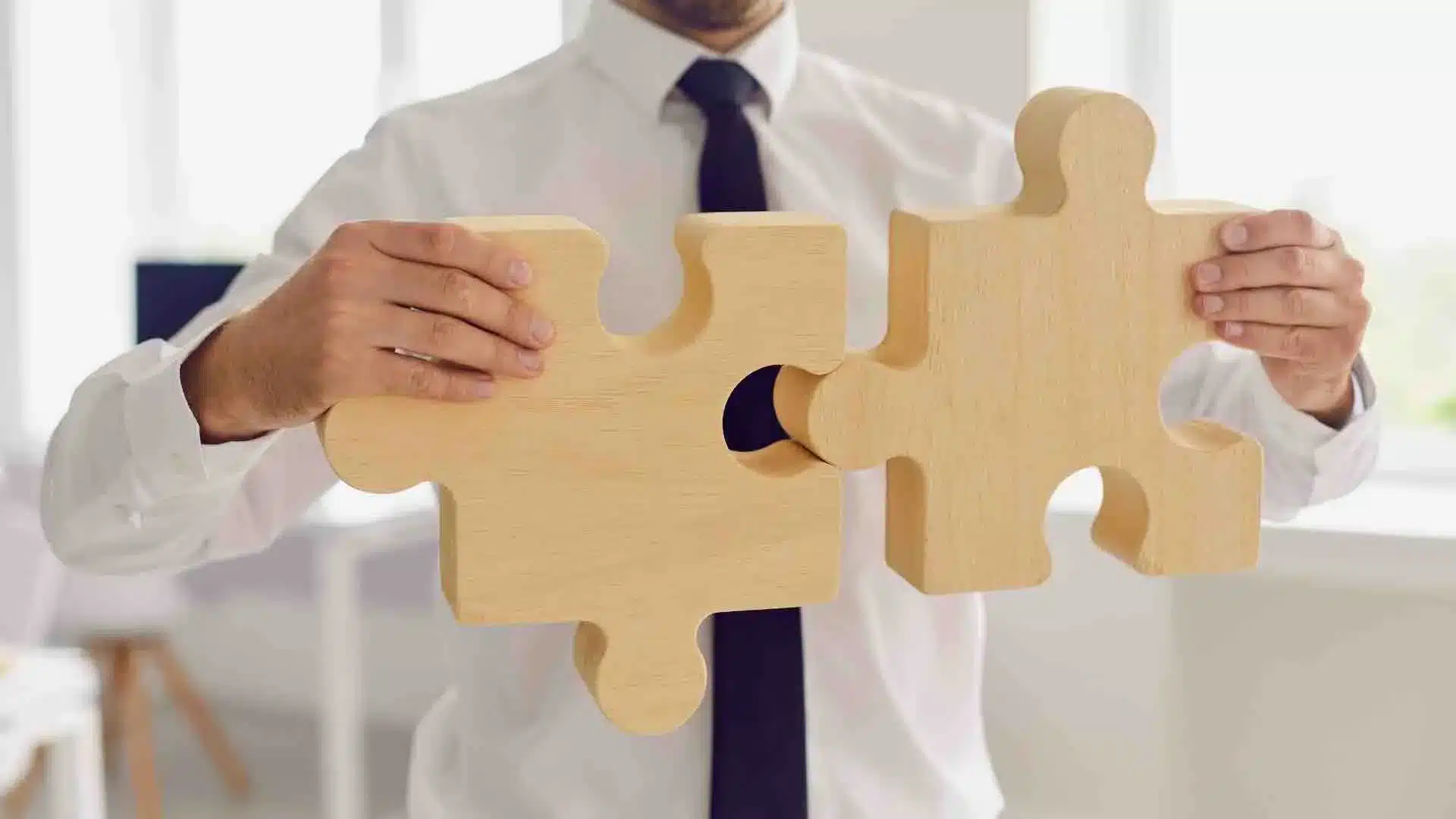 Un manager met en place un management stratégique représenté par des pièces de puzzles