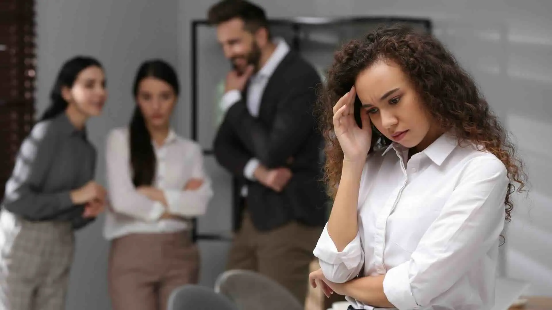 Une femme est victime de harcèlement sur son lieu de travail