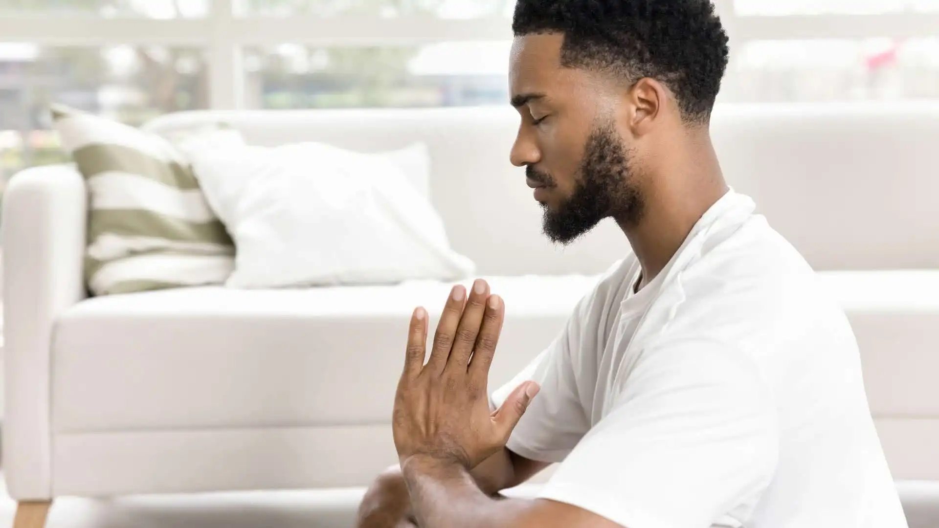 Un homme fait un exercice de respiration pour se détendre et réduire le stress qu'un manager peut éprouver.