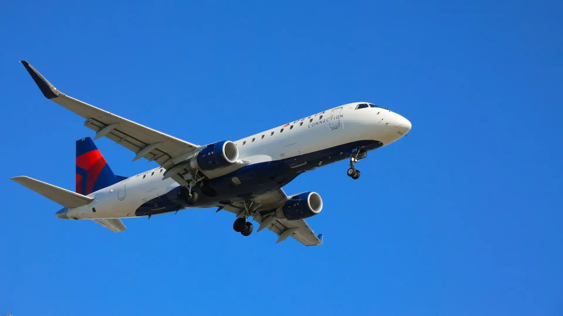 C'est un avion dans le ciel bleu.