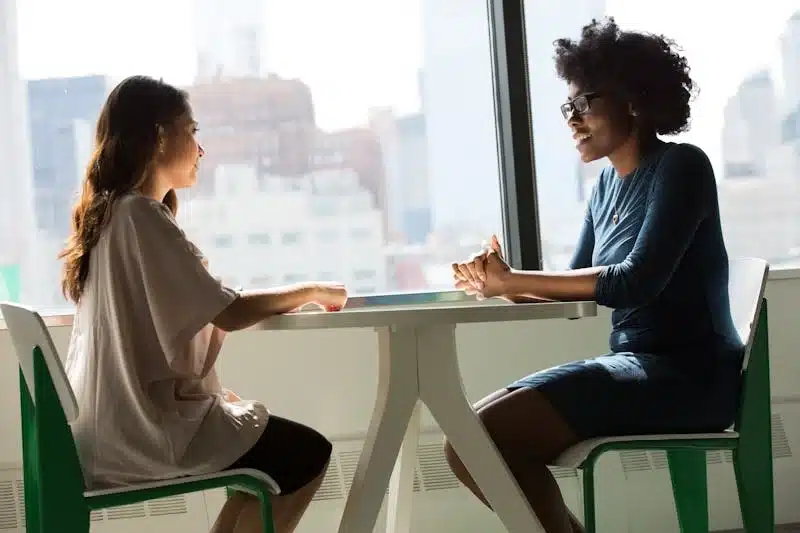 Deux femmes qui font un bilan de compétences.