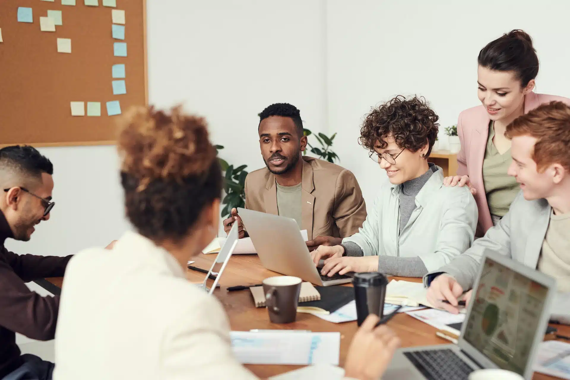 Des hommes et des femmes communiquent au travail. 