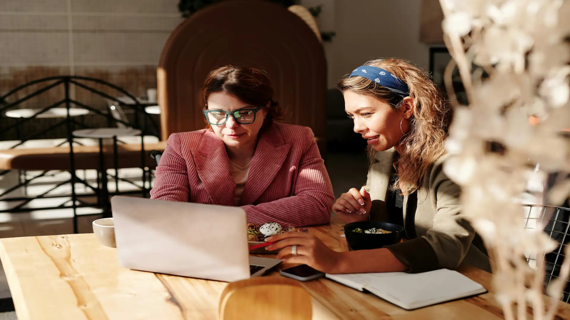 Deux femmes qui travaillent ensemble.