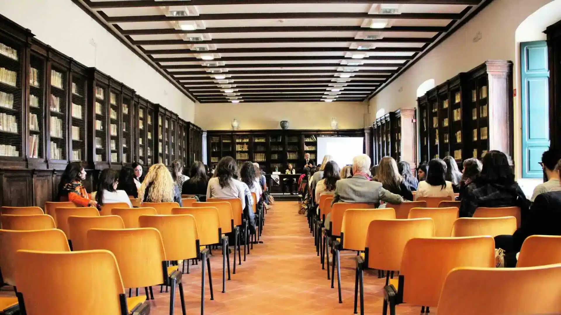 Une grande salle avec de nombreuses chaises pour assister à une formation professionnelle. Il y a beaucoup de personnes dans cette salle.