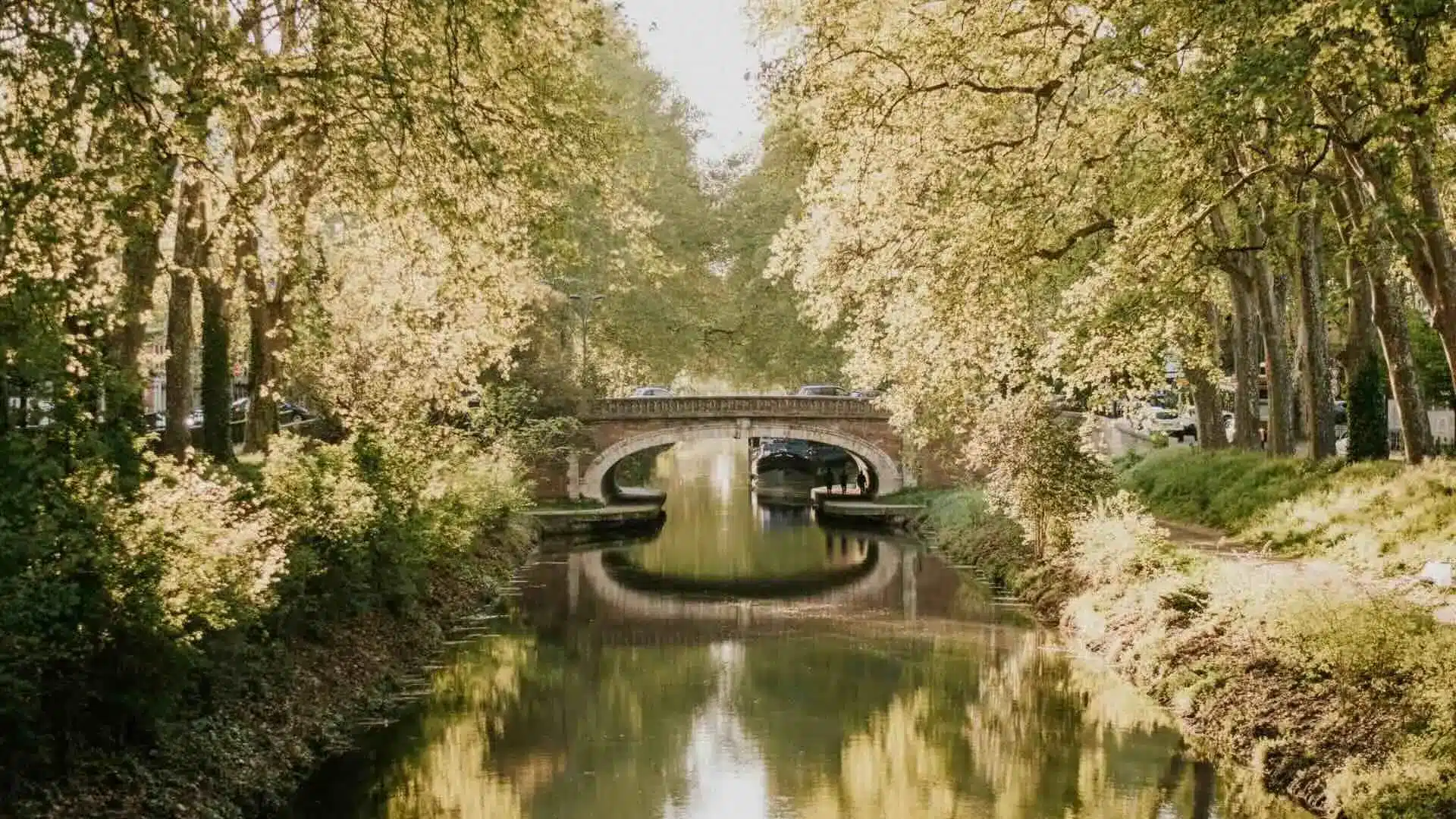 C'est un endroit à Toulouse où il y a un pont avec le canal du midi qui passe en dessous