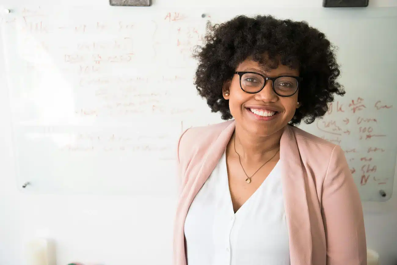 Un coach en management ou un consultant en management est debout devant un mur blanc