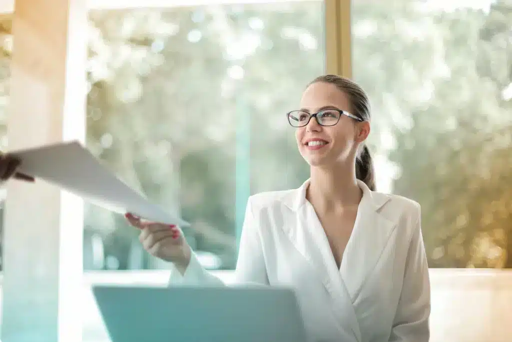 Femme qui travaille sur son ordinateur - formation en management