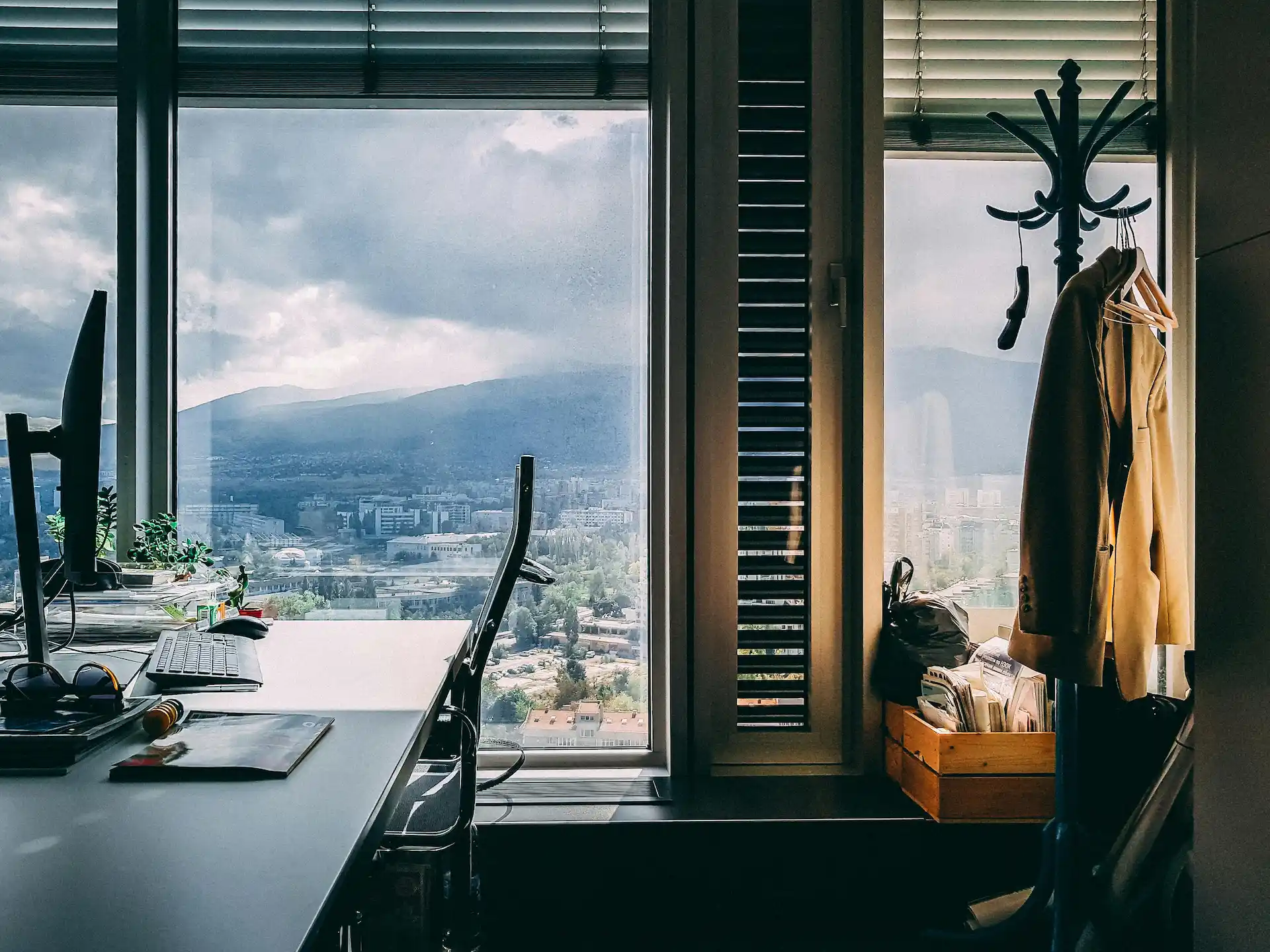 un bureau avec vue sur la montagne