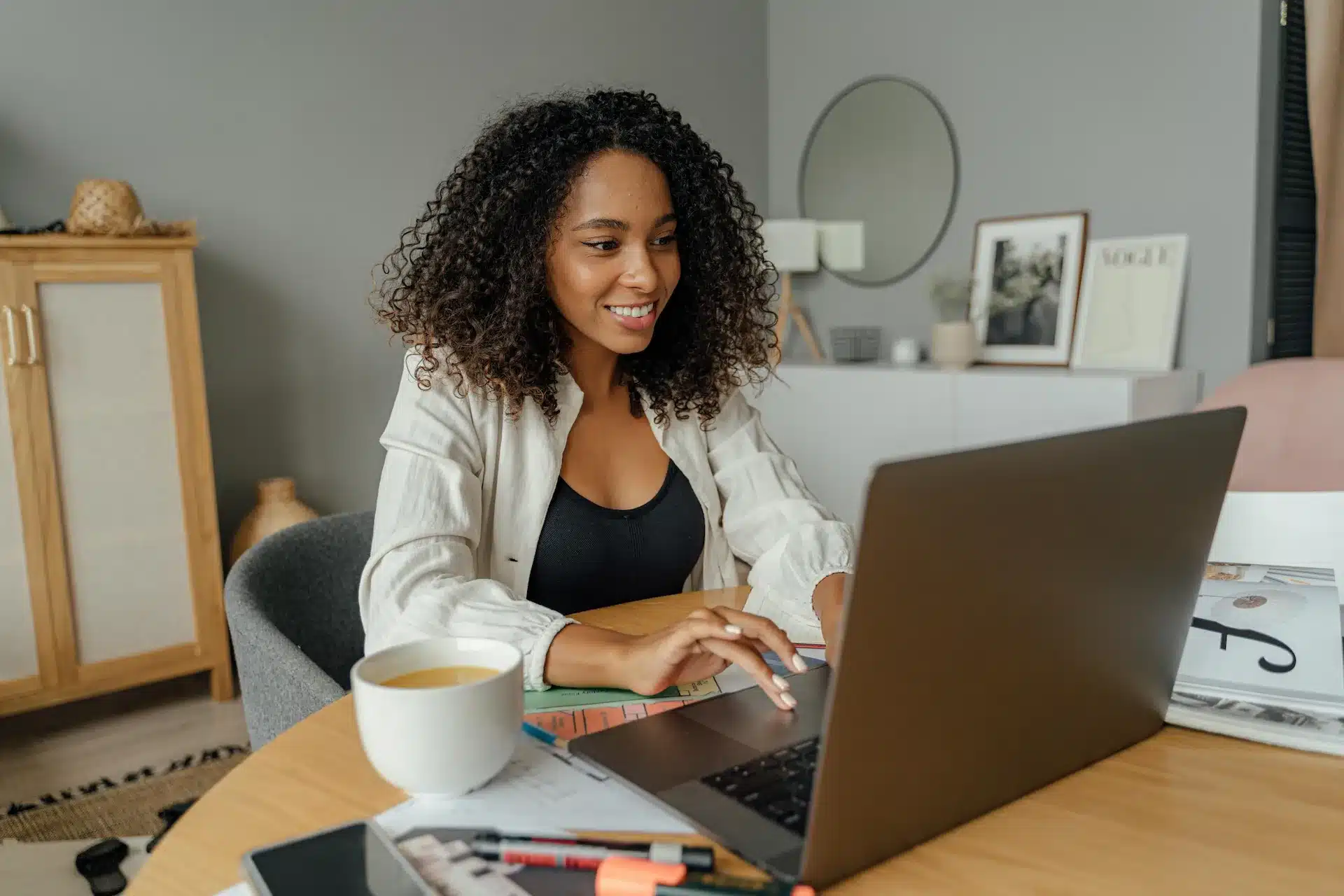 Une femme suit des formation de management à distance depuis son bureau