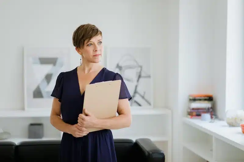 Une femme manager debout dans son bureau