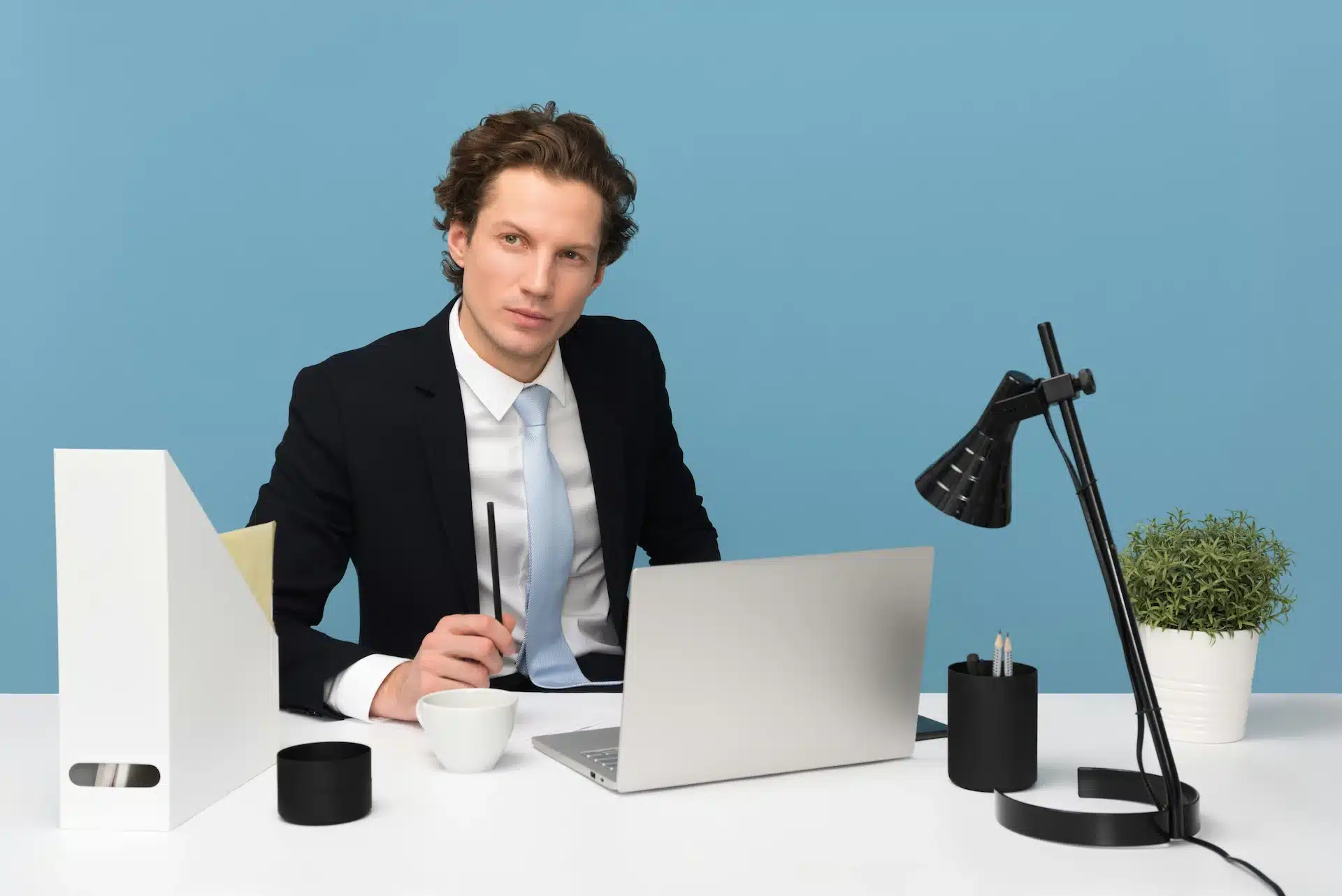 Homme qui est à son bureau avec son ordinateur.