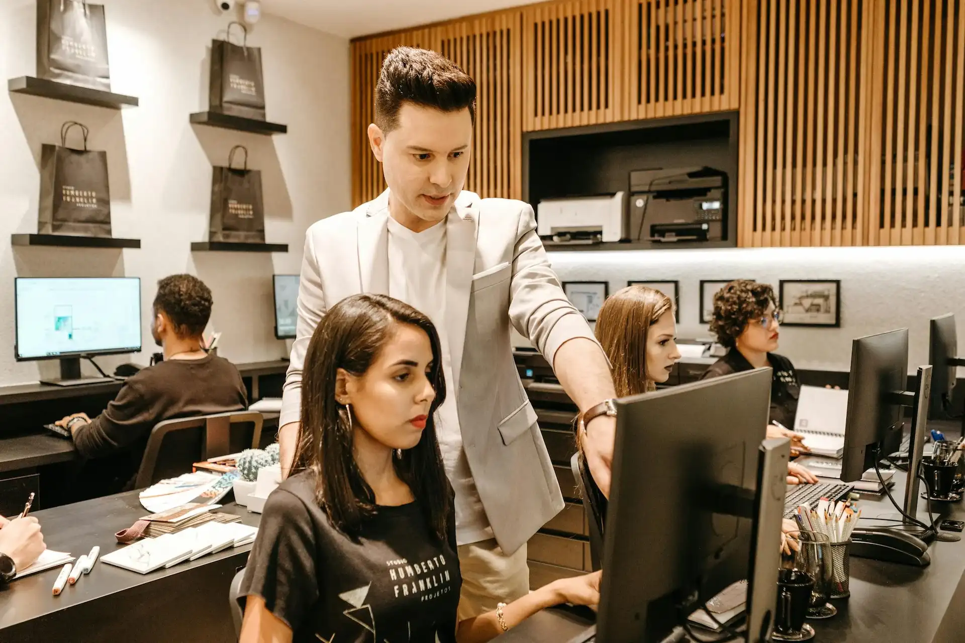 Un consultant en management et une femme travaillent ensemble dans un bureau