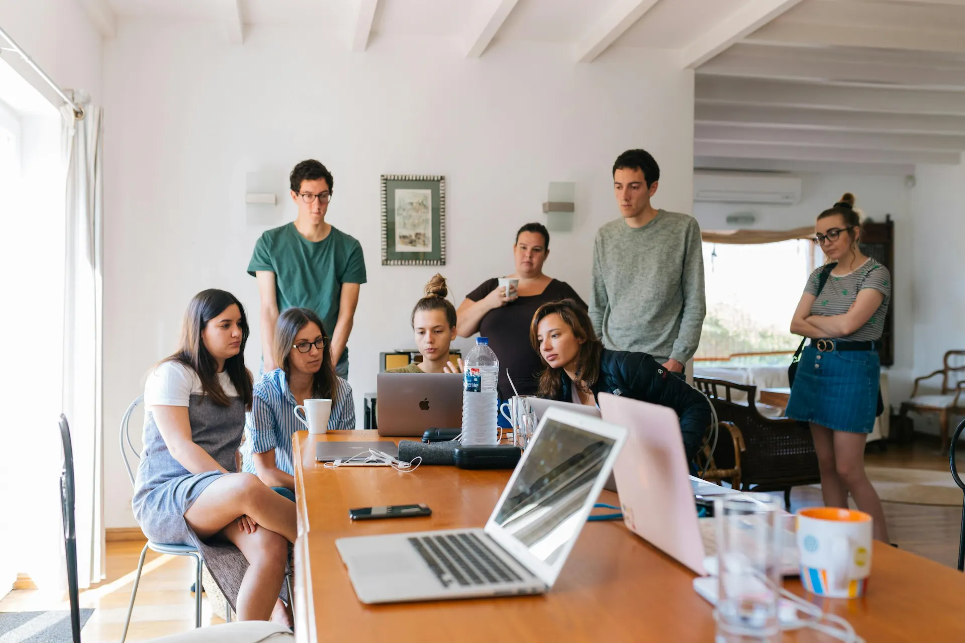 Un consultant en mangement et des collaborateurs travaillent ensemble