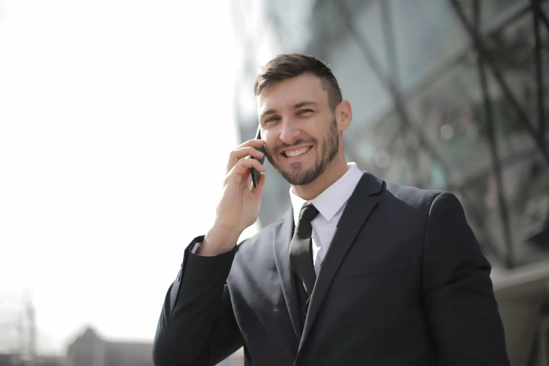 Un homme leader au téléphone