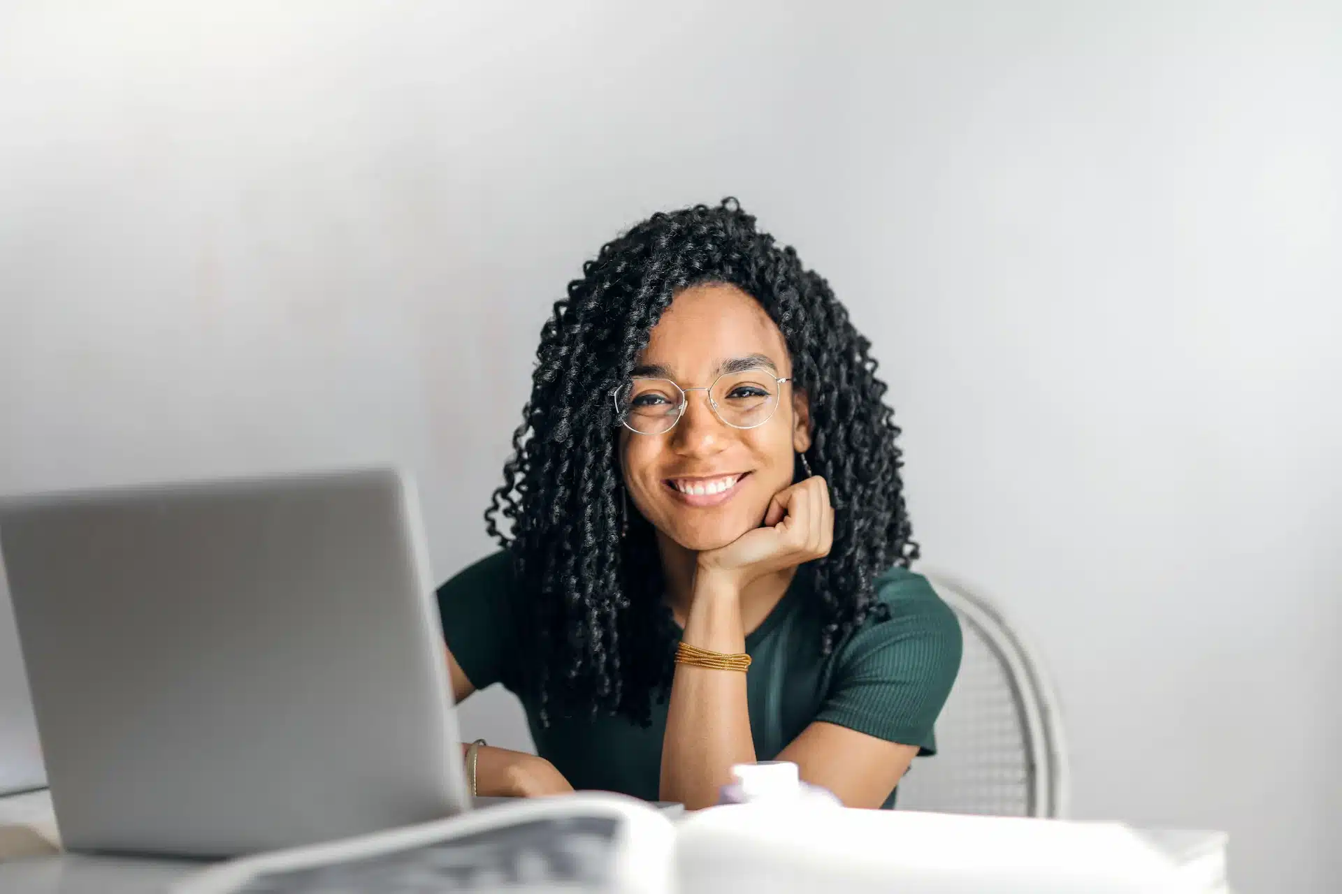 Une femme qui a réalisé une formation en management à Toulouse.