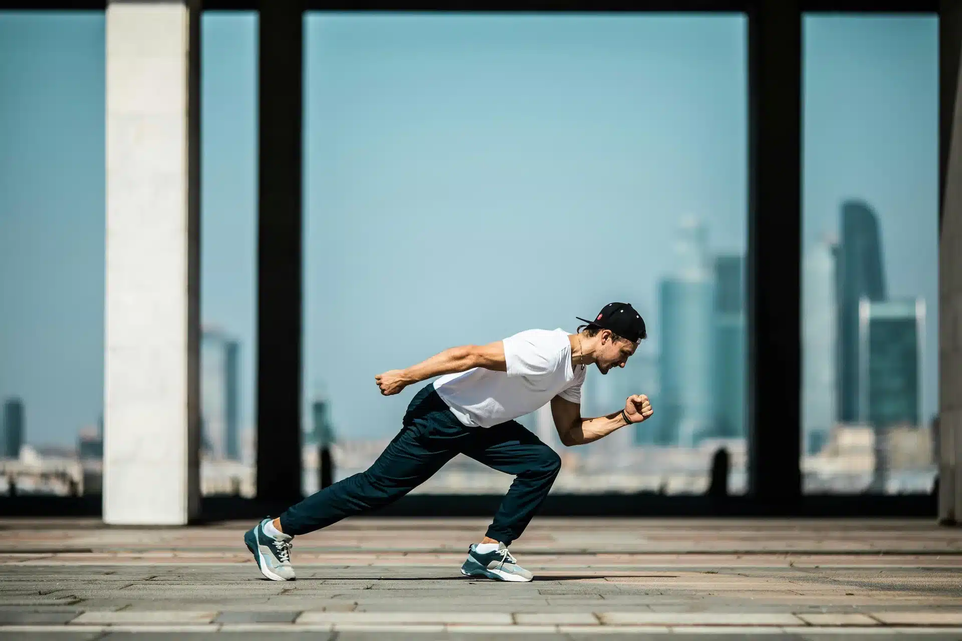 Un homme en position de départ