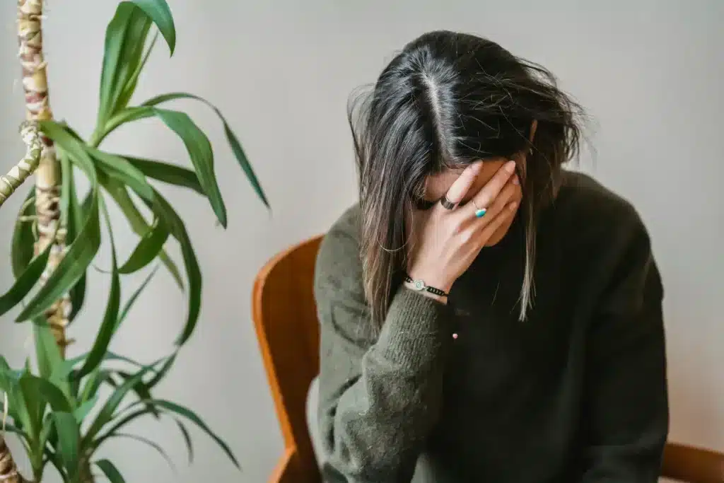 Une femme fatiguée par son manager toxique.