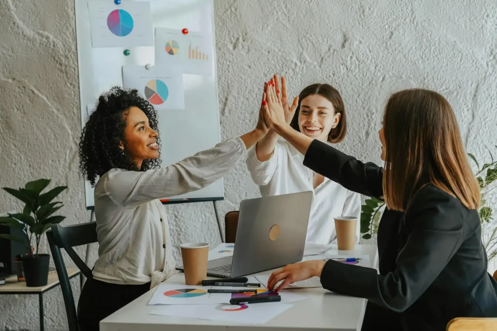 Trois femmes en formation en ressources humaines