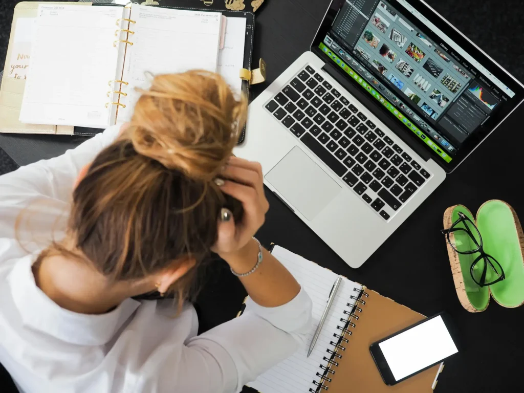 une femme sur son bureau en manque de confiance.