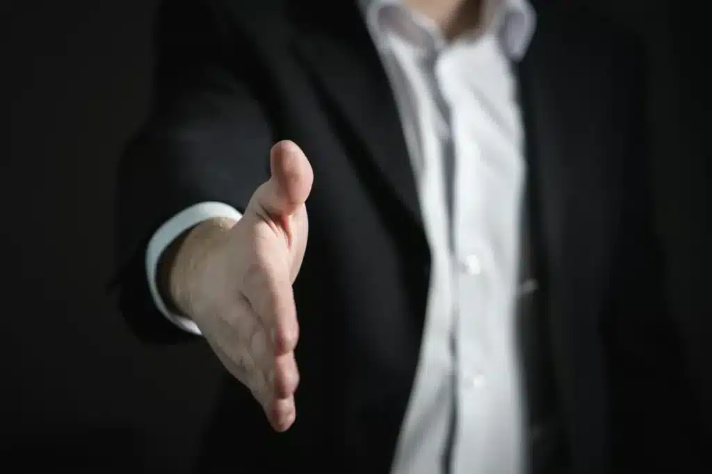 Un homme tend sa main - les métiers après un bilan de compétences