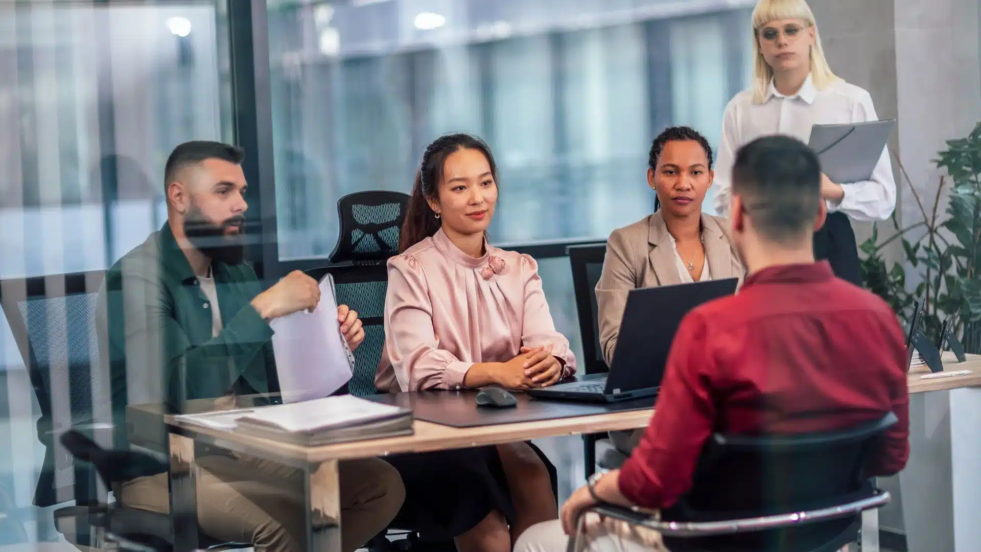 Un consultant en ressources humaines discute avec une équipe des changements à faire dans l'entreprise.