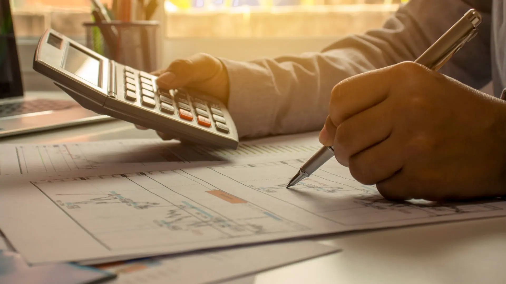 Un directeur des opérations est en train de calculer les finances de l'entreprise.